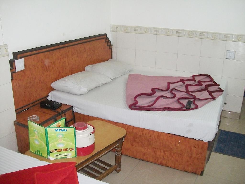 Hotel Milan Continental Делі Екстер'єр фото