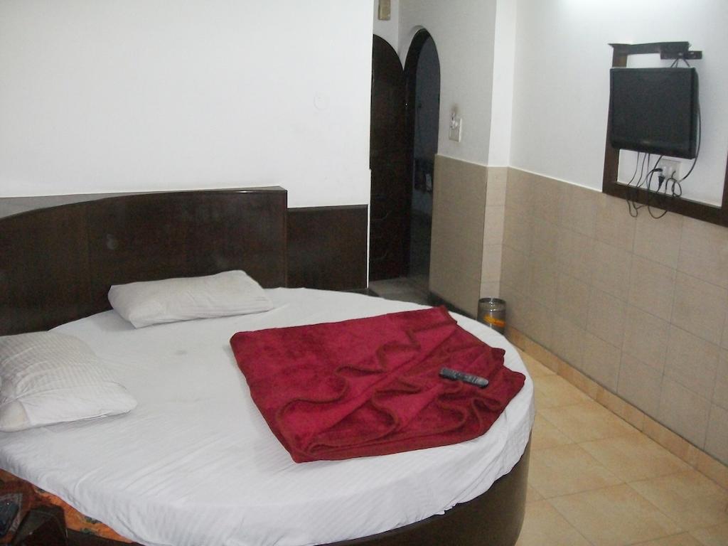 Hotel Milan Continental Делі Екстер'єр фото